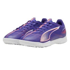 Męskie Buty Piłkarskie Ultra 5 Play TT. Fioletowe buty turystyczne Puma, bez wzorów, z gumy, bez zapięcia, do piłki nożnej. Za 189.99 zł.