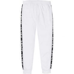 Spodnie sportowe z drukowanymi paskami z boku nogawki bonprix biały. Spodnie treningowe długie marki bonprix. Za 79.99 zł.