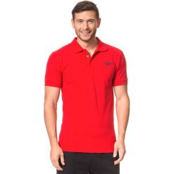 Koszulka polo w kolorze czerwonym. Koszulki polo marki Speedo, z nadrukiem, prążkowane, polo, z krótkim rękawem. W wyprzedaży za 95.95 zł.