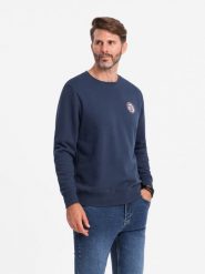 Nierozpinana męska dresowa bluza z naszywką w stylu college – granatowa V2 OM-SSNZ-0134 - XXL. Niebieskie bluzy Ombre Clothing, l, z aplikacjami, z bawełny, bez kaptura. W wyprzedaży za 79.99 zł.