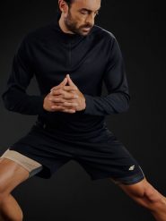 4F Longsleeve treningowy regular szybkoschnący męski - czarny S. Czarne bluzki z długim rękawem 4F, m, bez wzorów, z tkaniny, bez kołnierzyka, bez ramiączek. Za 149.99 zł.