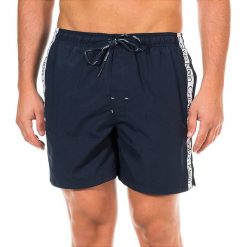 Szorty kąpielowe w kolorze granatowym. Klapki marki CALVIN KLEIN. W wyprzedaży za 173.95 zł.