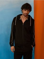 Rozpinana bluza z kapturem - czarny. Czarne bluzy z kapturem Sinsay, l, bez wzorów, z kapturem. Za 79.99 zł.