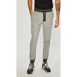 Emporio Armani - Spodnie. Spodnie materiałowe marki Emporio Armani. W wyprzedaży za 269.90 zł.