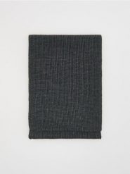 Dzianinowy szalik - ciemnoszary. Szare szaliki Reserved, bez wzorów, z dzianiny. Za 99.99 zł.