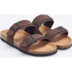 Skórzane klapki - Brązowy. Klapki marki Reserved. Za 159.99 zł.