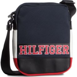 Saszetka TOMMY HILFIGER - Varsity Nylon Mini Reporter AM0AM04625 901. Saszetki i nerki marki Tommy Hilfiger. W wyprzedaży za 239.00 zł.