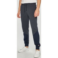 Tommy Hilfiger - Spodnie. Spodnie materiałowe marki Tommy Hilfiger. W wyprzedaży za 239.90 zł.