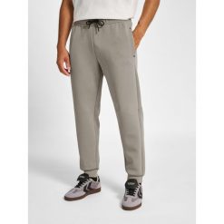 Spodnie do biegania Hummel Tech. Fioletowe szorty Hummel, bez wzorów, z dresówki, sportowe. Za 344.50 zł.