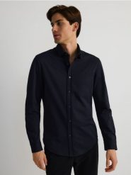 Koszula regular fit z bawełną - granatowy. Niebieskie koszule Reserved, l, bez wzorów, z bawełny, bez kołnierzyka, bez ramiączek. W wyprzedaży za 79.99 zł.