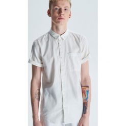 Koszula z krótkim rękawem basic - Biały. Koszule marki Cropp. Za 59.99 zł.