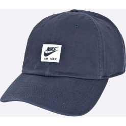 Nike Sportswear - Czapka. Czapki z daszkiem marki Nike Sportswear. W wyprzedaży za 79.90 zł.