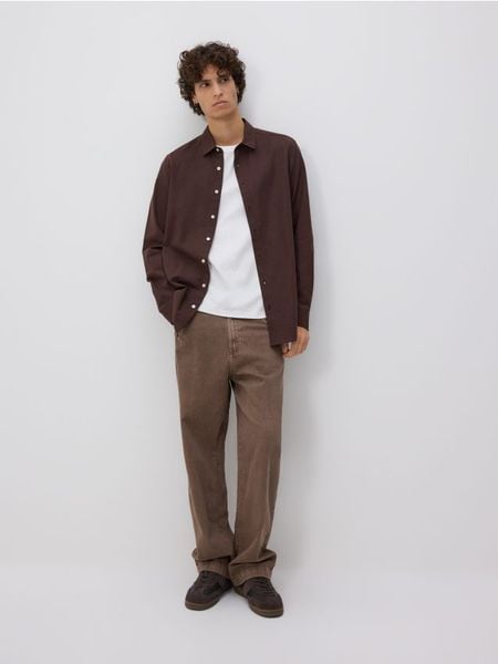 Koszula regular z dodatkiem lnu - ciemnobrązowy. Brązowe koszule Reserved, l, bez wzorów, z bawełny, bez kołnierzyka, bez ramiączek. W wyprzedaży za 59.99 zł.
