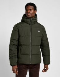 MĘSKA KURTKA PUCHOWA LEE PUFFER JACKET OLIVE NIGHT 112355678. Zielone kurtki Lee, m, bez wzorów, z puchu, bez kaptura. Za 419.99 zł.