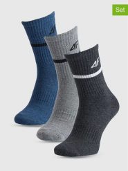 4F Skarpety sportowe (3 pary) w kolorze antracytowo-niebiesko-szarym rozmiar: 39-42. Czarne skarpetki sportowe 4F, bez wzorów. Za 35.10 zł.