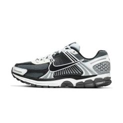 Nike Zoom Vomero 5 SE SP Dark Grey Black. Szare buty do biegania Nike, bez wzorów, z meshu, bez zapięcia, do biegania, nike zoom. Za 1,180.67 zł.