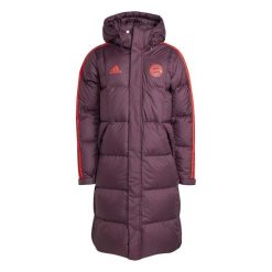 Kurtka puchowa Bayern Munich 2024/25. Czerwone kurtki Adidas, bez wzorów, z puchu, bez kaptura. W wyprzedaży za 865.50 zł.