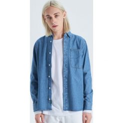 Jeansowa koszula o kroju comfort - Niebieski. Koszule marki Cropp. W wyprzedaży za 69.99 zł.