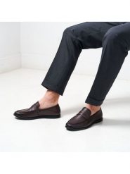 British Passport Skórzane mokasyny "Penny" w kolorze brązowym rozmiar: 43. Brązowe botki sznurowane British Passport, bez wzorów, bez obcasa, bez zapięcia. Za 448.99 zł.