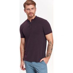 T-SHIRT POLO MĘSKI Z NADRUKOWANYM WZOREM ZE STÓJKĄ. Koszulki polo TOP SECRET. W wyprzedaży za 29.99 zł.