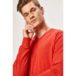 Tommy Hilfiger - Sweter. Czerwone swetry nierozpinane Tommy Hilfiger, l, bez wzorów, z bawełny, bez kołnierzyka, bez ramiączek. W wyprzedaży za 239.90 zł.