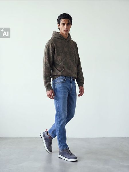 Bluza hoodie z motywem kamuflażu z bawełną - khaki. Brązowe bluzy bez kaptura Sinsay, l, bez wzorów, z bawełny, bez kaptura. Za 79.99 zł.