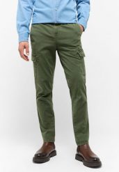 MUSTANG DAYTONA CARGO MĘSKIE SPODNIE MATERIAŁOWE MATERIAŁ RIFLE GREEN 1015776 6514. Zielone spodnie materiałowe Mustang, l, bez wzorów, z materiału. Za 259.99 zł.