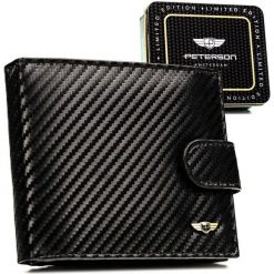 Poziomy portfel męski ze skóry naturalnej w czarnym kolorze wyposażony w system RFID, w zestawie z brelokiem - Peterson. Czarne portfele Peterson, bez wzorów, ze skóry. Za 99.99 zł.
