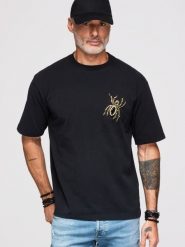 Koszulka męska z aplikacją pająka z kamieni i złotych koralików - czarna V1 - Rozmiar: M. Czarne t-shirty Ombre Clothing, m, z aplikacjami, z bawełny, bez kołnierzyka, bez ramiączek. Za 279.99 zł.