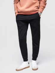 Męskie spodnie dresowe ze ściągaczem przy nogawce BASIC jogger - czarne V5 - Rozmiar: S. Czarne joggery i bojówki Ombre Clothing, m, z aplikacjami, z bawełny. W wyprzedaży za 118.99 zł.