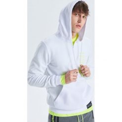 Bluza z kapturem kolekcja Futuristic Youths - Biały. Bluzy z kapturem marki Cropp. W wyprzedaży za 69.99 zł.