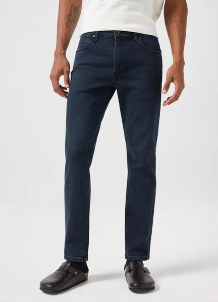 Męskie Spodnie Jeansowe Wrangler Larston Cloudy Skies 112350840, W31 L34. Niebieskie spodnie materiałowe Wrangler, na co dzień, l, bez wzorów, z bawełny, eleganckie, z obniżonym stanem, długie. Za 219.99 zł.