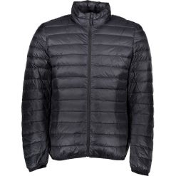 Kurtka puchowa w kolorze czarnym. Kurtki marki Benetton. W wyprzedaży za 173.95 zł.
