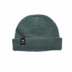 Czapka Docker – rozmiar uniwersalny – poliester z recyklingu (szałwiowa). Zielone czapki z daszkiem SURF MONKEY, na zimę, bez wzorów, z materiału. Za 119.95 zł.