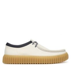 Półbuty Clarks. Białe eleganckie półbuty Clarks, bez wzorów, bez obcasa, bez zapięcia. Za 469.99 zł.