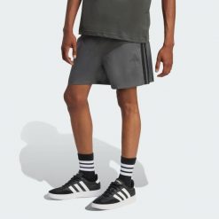 Szorty Essentials 3-Stripes Chelsea. Czarne krótkie spodenki sportowe Adidas, xl, bez wzorów, z materiału. Za 172.00 zł.
