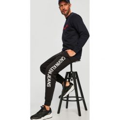 Calvin Klein Jeans - Spodnie. Spodnie materiałowe Calvin Klein Jeans. W wyprzedaży za 279.90 zł.
