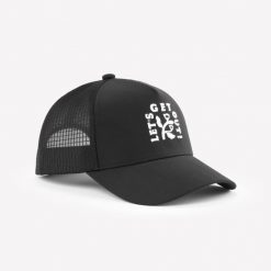 Czapka turystyczna z daszkiem Quechua Trucker 500. Czarne czapki z daszkiem FORCLAZ, bez wzorów, z elastanu. Za 69.99 zł.