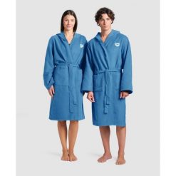 Szlafrok Arena Zeal. Niebieskie szlafroki Arena, m, bez wzorów, bez ramiączek, bez kaptura. Za 292.00 zł.