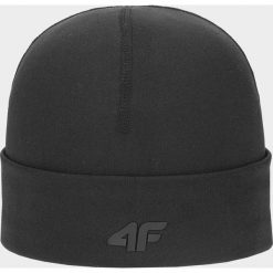 Czapka do biegania uniseks CAF101 - głęboka czerń. Czapki zimowe 4F, bez wzorów, z dzianiny. Za 69.99 zł.