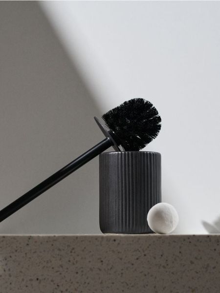 Szczotka toaletowa z ryflowaniem - czarny. Perfumy męskie Sinsay. Za 25.99 zł.