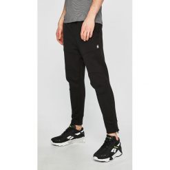 G-Star Raw - Spodnie. Czarne spodnie materiałowe G-Star Raw, na co dzień, m, bez wzorów, z bawełny, casualowe, z obniżonym stanem. W wyprzedaży za 359.90 zł.