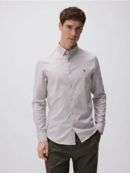 Bawełniana koszula slim fit - beżowy. Brązowe koszule Reserved, l, bez wzorów, z bawełny, bez kołnierzyka, bez ramiączek. W wyprzedaży za 69.99 zł.