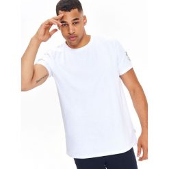 T-SHIRT KRÓTKI RĘKAW MĘSKI Z NADRUKIEM NA RĘKAWIE. Bluzki z długim rękawem marki TOP SECRET. W wyprzedaży za 9.99 zł.