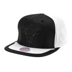 Męska Czapka Z Daszkiem Chicago Bulls. Białe czapki z daszkiem NBA, bez wzorów. Za 302.99 zł.
