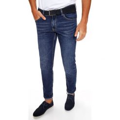 SPODNIE MĘSKIE JEANSOWE O DOPASOWANYM KROJU Z LEKKIMI PRZETARCIAMI. Szare spodnie materiałowe marki TOP SECRET, bez wzorów, z jeansu, eleganckie. W wyprzedaży za 29.99 zł.