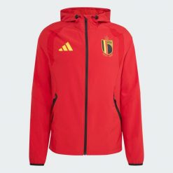 Kurtka wiatrówka Belgia Tiro Travel z suwakiem na całej długości. Czerwone kurtki Adidas, bez wzorów, bez kaptura. Za 399.00 zł.