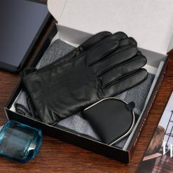 Zestaw męski skórzany Beltimore portfel szalik rękawiczki U80. Czarne portfele bez wzorów. Za 109.90 zł.