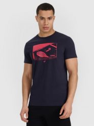 4F T-shirt regular z nadrukiem męski - granatowy L. Niebieskie t-shirty 4F, l, bez wzorów, z bawełny, bez kołnierzyka, bez ramiączek. Za 59.99 zł.