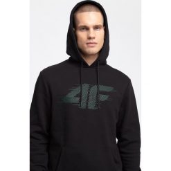 Bluza męska BLM257 - głęboka czerń. Bluzy z kapturem marki 4F. W wyprzedaży za 99.99 zł.